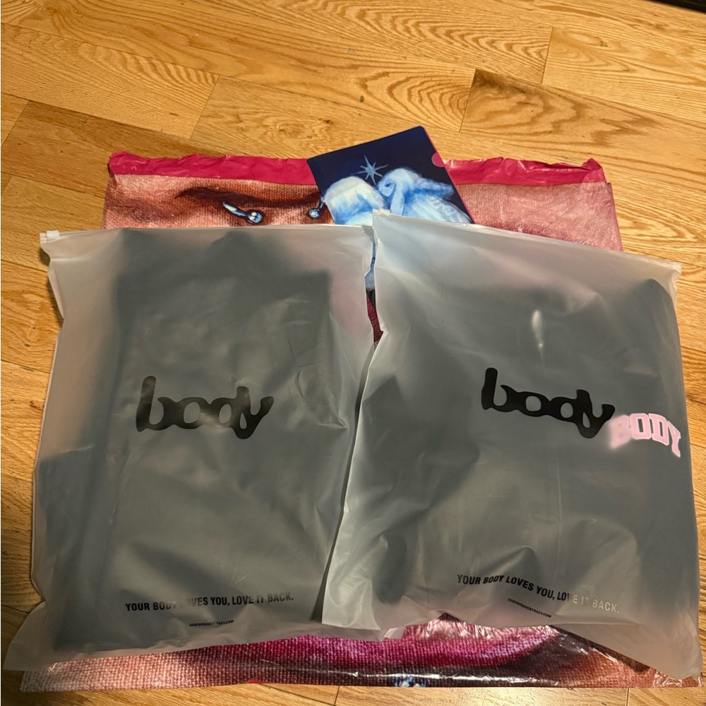 Body by raven Tracy backshot sweatsuit 2.0
Only the bottom left available - Picture 3 of 6